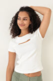 Amida Beyaz Göğüs Detaylı Sıfır Yaka Basic T-shirt- 2415