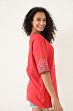 Amida Kırmızı Kolları Etnik Nakışlı Oversize Kısa Kollu Kadın T-shirt- 2406