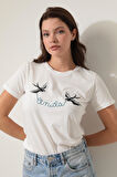 Beyaz Önü Kırlangıç Nakışlı Yazılı Bisiklet Yaka Kısa Kollu Kadın T-shirt- 2420