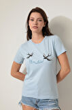 Mavi Önü Kırlangıç Nakışlı Yazılı Bisiklet Yaka Kısa Kollu Kadın T-shirt- 2420