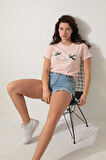Açık Pembe Önü Kırlangıç Nakışlı Yazılı Bisiklet Yaka Kısa Kollu Kadın T-shirt- 2420