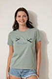 Yeşil Önü Kırlangıç Nakışlı Yazılı Bisiklet Yaka Kısa Kollu Kadın T-shirt- 2420