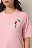 Pembe Papağan Nakışlı Bisiklet Yaka Oversize Kısa Kollu Kadın T-shirt- 2422