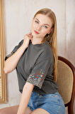 Amida Antrasit Kolları Etnik Nakışlı Oversize Kısa Kollu Kadın T-shirt- 2406