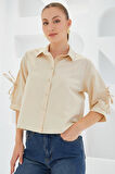 Kol Detaylı Bej Crop Gömlek 20246