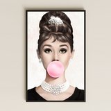 Sakız Çiğneyen Audrey Stilinde Şık Portre Şeffaf Pleksi Tablo