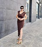 V YAKA DÜŞÜK KOL DERİN YIRTMAÇLI MİDİ BOY ELBİSE