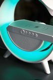 Beyaz Bluetooth Hoparlörlü Masa Lambası, Kablosuz Şarj Özellikli ve 2 Saat Dinleme Süresi
