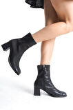 Tia Siyah Cilt Kalın Topuklu Kare Burunlu Kısa Bot & Bootie