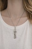 Soyut Yazı Formlu Metal Figür Kolye – Zincirli Tasarım Kolye