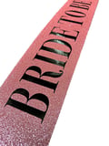 Pembe Üzeri Siyah Büyük Bride To Be Yazılı Simli Işıltılı Kuşak Kemer  cm Genişlik
