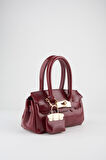Kadın Kasa Bordo Charm Hediyeli Tasarım Çevirme Kilit Kapama El Kol Ve Omuz Çantası