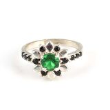 925 Ayar Gümüş Sentetik Zümrüt Taşlı Çiçek Yüzük