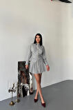Yonca Moda Evi ÖNDEN GOLD DÜĞMELİ PİLELİ KISA ELBİSE - Gri