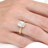 Altın Oval Kolu Taşlı Tektaş Yüzük