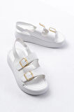 24413-572 Beyaz Günlük Dolgu Topuk Toka Aksesuarlı Kadın Sandalet