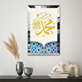 GÜMÜŞ AYNALI PLEKSİ ÇERÇEVELİ BEYAZ ARKA PLAN DESENLİ HAT SANATLI ARAPÇA MUHAMMED (S.A.V) TABLOSU