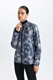 DeFactoFit Su İtici İnce Mont Rüzgar Geçirmez Slim Fit Dar Kesim Kapüşonlu Fermuarlı Esnek Dokulu Mevsimlik Baharlık B2459AX24SPBK81