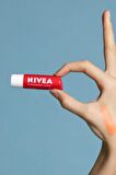 Nivea Dudak Bakım Kremi Ve Dudak Parlatıcı 4.8gr, Çilek Kokusu, 24 Saat Nemlendirici, Hafif Kırmızı Işıltı