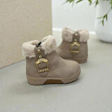 KIZ ÇOCUK TÜY DETAYLI TOKALI KAYMAZ TABAN BEJ BOT 