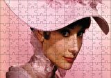 Cakapuzzle  Audrey Hepburn Pembe Şapkalı ve Elbiseli Yakın Çekim Puzzle Yapboz MDF Ahşap