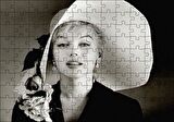 Cakapuzzle  Marilyn Monroe Güllü Beyaz Şapkası Gülümsemesi Puzzle Yapboz MDF Ahşap