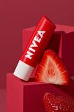 Nivea Dudak Bakım Kremi Ve Dudak Parlatıcı 4.8gr, Çilek Kokusu, Nemlendirici, Hafif Kırmızı Işıltı, X2Adet