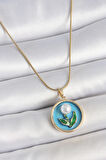 316L Çelik Gold Renk Zincir Mavi Mineli İncili Çiçek İşlemeli Portre Model Kadın Kolye