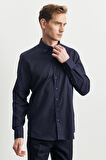 Erkek Lacivert Slim Fit Dar Kesim Düğmeli Yaka Gabardin Desenli Gömlek