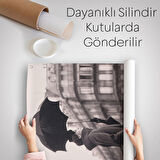 Carmen Sokakta Bir Su Birikintisinin Üzerinden Şemsiyeyle Atlıyor Duvar Örtüsü - Halısı-5286