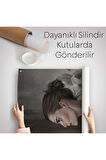 Güzel Kadın Pencereden Dışarı Bakıyor Duvar Örtüsü - Halısı-5257