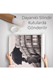 Carmen Sokakta Bir Su Birikintisinin Üzerinden Şemsiyeyle Atlıyor Duvar Örtüsü - Halısı-5286
