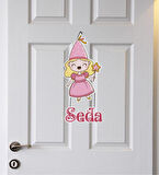 Meşgalem Sarı Saçlı ve Pembe Elbiseli Kız Çocuğu Temalı Kişiye Özel Kapı Süsü