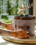 Deri Şeritli Yuvarlak Çok Amaçlı Düzenleyici Organizer Kutu Keçe Sepet (Mega) 03877