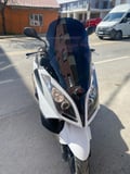 MOTOCAM Kymco Xtown 250 İ Ön Cam 2016-2026 Model 67cm Siyah Renkli 4mm ORİJİNAL BOYLU