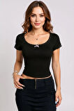 Kadın Siyah Göğsü ve Kolları Dantelli Fiyonklu Kısa Kol Crop Top Bluz - Şık, Rahat ve Kolay Kombinlenebilir