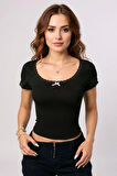 Kadın Siyah Göğsü ve Kolları Dantelli Fiyonklu Kısa Kol Crop Top Bluz - Şık, Rahat ve Kolay Kombinlenebilir