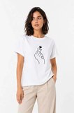 Livizmir Moda Kore Parmak Kalp Aşk Temalı Minimal Baskılı Tişört Yazlık Kısa Kol T-Shirt  - Beyaz