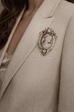 Taşlı Vintage Cameo Kadın Figürlü Metal Broş – Antik Gold Çerçeve Tasarım