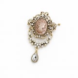 Sarkıt Taşlı Vintage Cameo Kadın Figürlü Metal Broş – Antik Gold Detaylı Tasarım