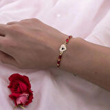  Masumiyet ve Büyüyü Yansıtan Kalp Motifli Kırmızı Taşlı 14 Ayar Altın Plakalı Peri Bilekliği