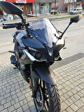 MOTOCAM Pulsar RS 200 Siperlik Ön Cam 2015-2025 Model 33cm Açıkfüme Renkli 4mm KISA SPOR CAM