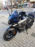 MOTOCAM Pulsar RS 200 Siperlik Ön Cam 2015-2025 Model 33cm Açıkfüme Renkli 4mm KISA SPOR CAM