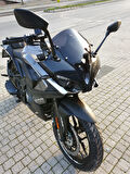 MOTOCAM Pulsar RS 200 Siperlik Ön Cam 2015-2025 Model 33cm Siyah Renkli 4mm KISA SPOR CAM
