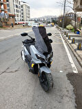 MOTOCAM SYM ADX 300 Siperlik Ön Cam 2024-2025 Model 65cm Siyah Renkli 4mm ORTA BOYLU CAM