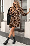 leyla sanat sanata yeni bir bakış açısı Kadın Uzun Kollu Kruvaze Yakalı Fırfırlı Belden Kuşaklı Leopar Desen Modal Elbise