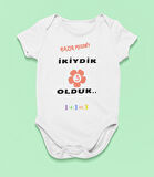 İkiydik 3 Olduk 2 Yazılı Hediyelik Baskılı Kız Bebek Giyim Body Zıbın