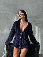 İNCİ DETAYLI DELİKLİ DÜĞMELİ BAKLAVA DESENLİ TRİKO HIRKA