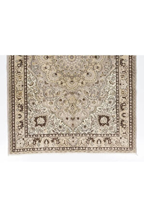 205x307 cm Nötr Renklerde El Düğümlü Eski Madalyon Tasarımlı Anadolu Halısı