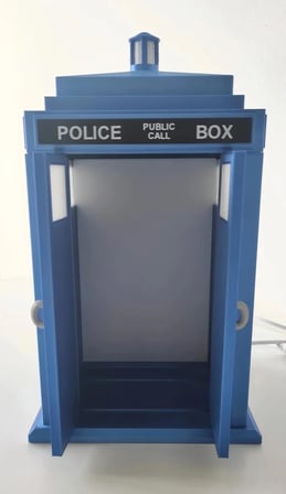 TARDIS Temalı 3D Baskı LED Gece Lambası – USB, Açma/Kapama Düğmeli